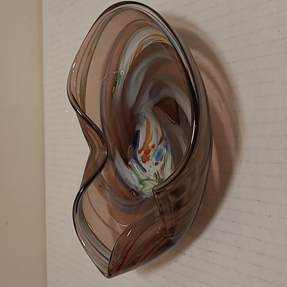 Beautiful Art Glass Ruffled Trinket Dish - Picture 7 of 16